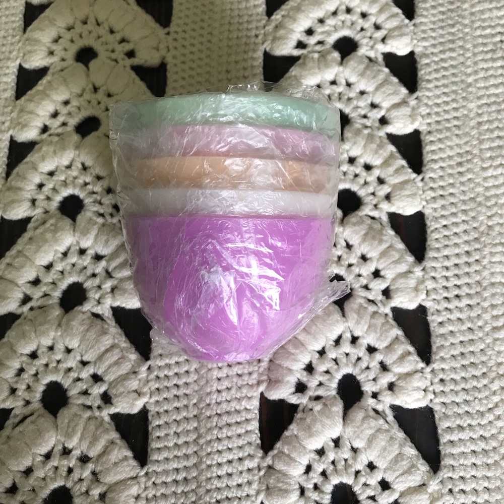 NWT Bundle 4 Inch Silicone Facial or Hair Mixing Bowl Multicolor 5 Bowls Total - Picture 4 of 10